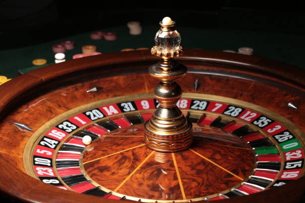 Live dealer dealing Dragon Tiger cards on sora89 platform